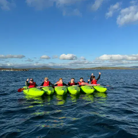 Groupe en kayak de mer dans la baie de Roundstone