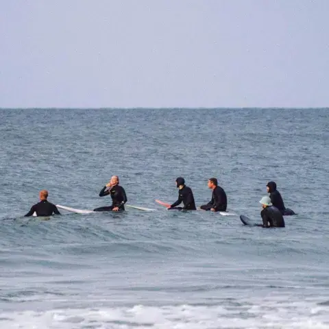Groupe de surfeurs sur la mer Baltique
