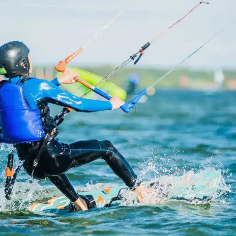 Élève de kitesurf sur la baie de Puck