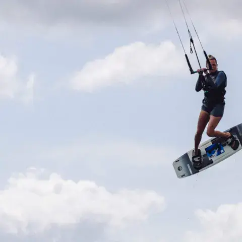 Kitesurfeur en saut
