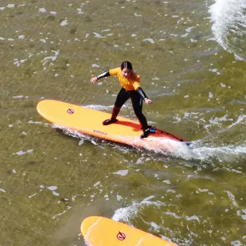 Surfeur sur sa planche dans l'écume