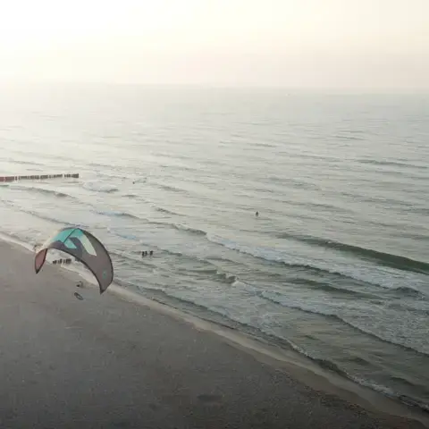 Plage de la Baltique vue du ciel, avec une aile de kite