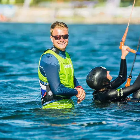 Moniteur et élève de kitesurf dans l'eau