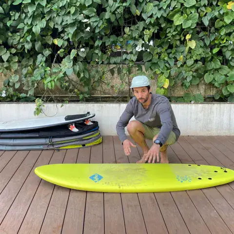 Moniteur et planches de surf sur la terrasse de la base