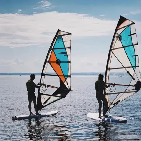 Deux véliplanchistes sur l'eau calme