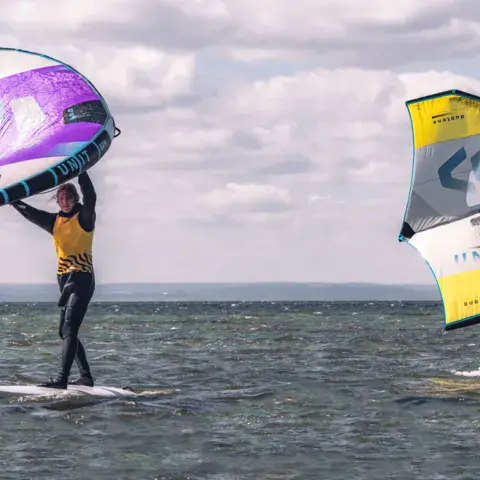 Deux pratiquants de wing foil sur l'eau