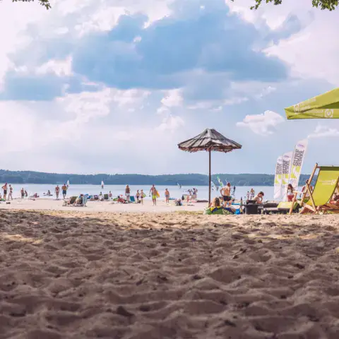 La plage de la base au bord du lac