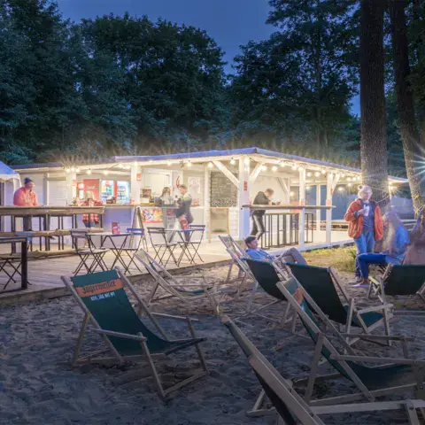 Le bar de la base en soirée