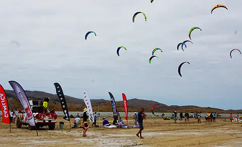 Cerfs-volants de kitesurf au-dessus de la plage