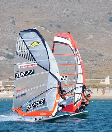 Deux planches à voile en navigation