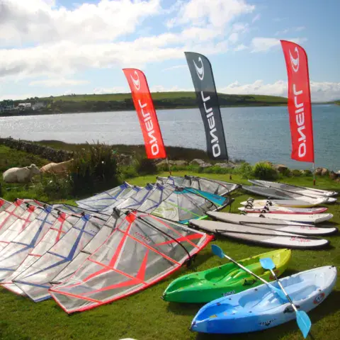 Voiles, planches et kayaks du centre au bord de la baie