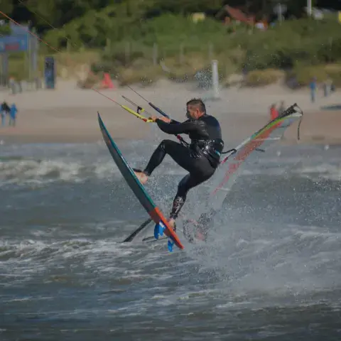 Kitesurfeur en saut près du rivage