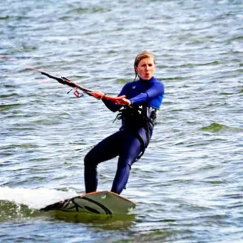 Kitesurfeuse sur le lac Miedwie