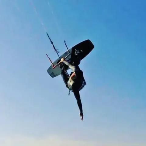 Kitesurfeur en saut