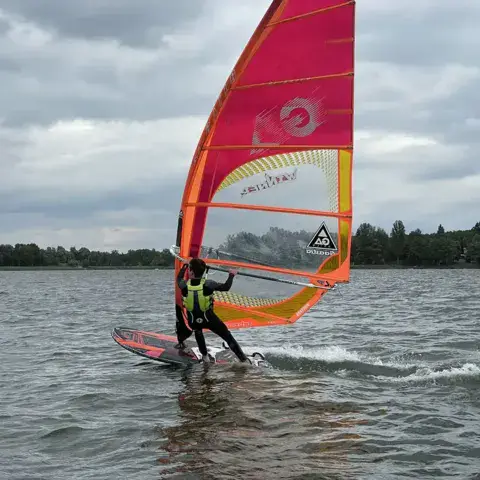 Véliplanchiste sur le lac Kierskie