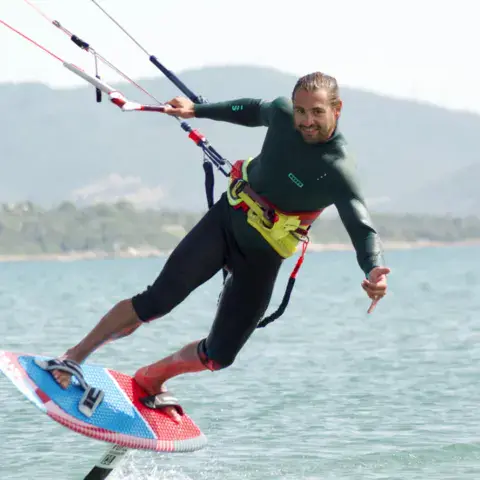Kitesurfeur sur une planche à foil