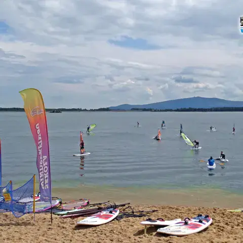 La plage et la base de l'école au bord du lac