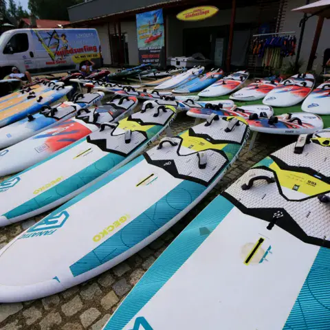 Planches de windsurf alignées devant la base