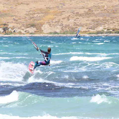 Kitesurfeurs dans le clapot de la baie