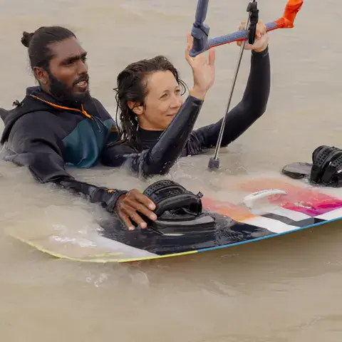 Cours individuel dans l'eau, avec une planche de kitesurf