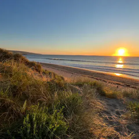 Coucher de soleil sur les dunes et la plage
