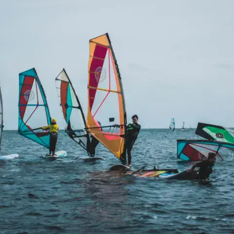 Cours collectif de windsurf dans l'eau peu profonde