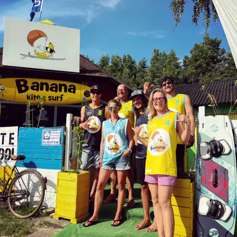 Moniteurs et planches devant l'école