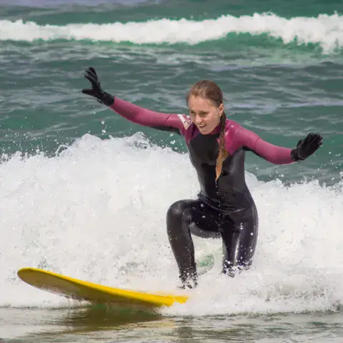 Cours de surf dans les vagues