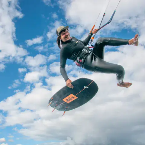Kitesurfeur en plein saut