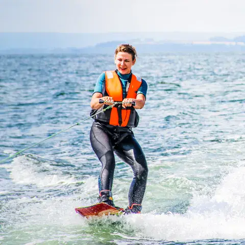 Séance de wakeboard tracté par bateau
