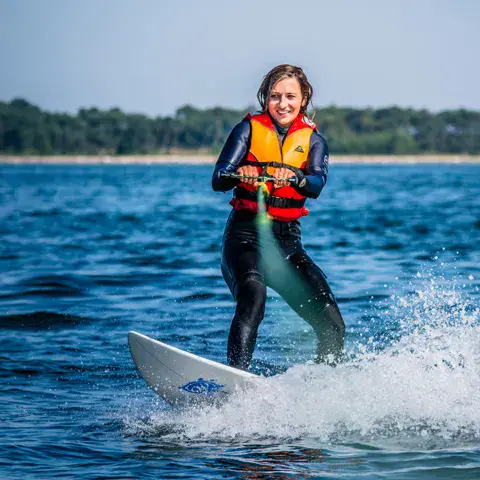 Élève en gilet de sécurité sur la baie