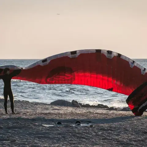 Aile gonflée sur la plage au coucher du soleil