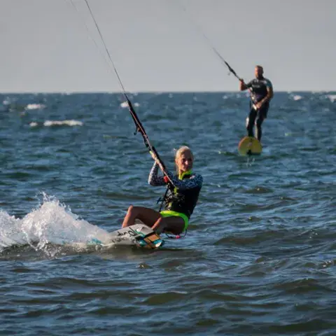 Kitesurfeuse en pleine session sur la mer