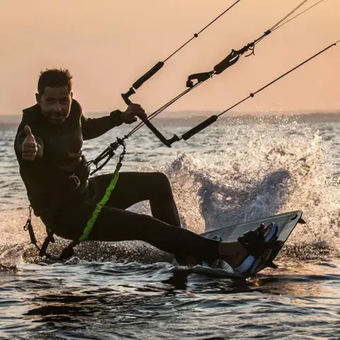 Kitesurfeur à contre-jour au coucher du soleil