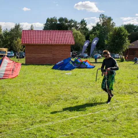 Préparation du matériel sur la pelouse devant la base