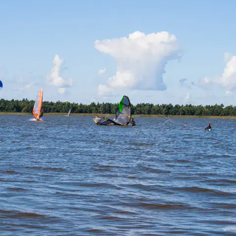 Windsurfs et kites sur le lac Sarbsko