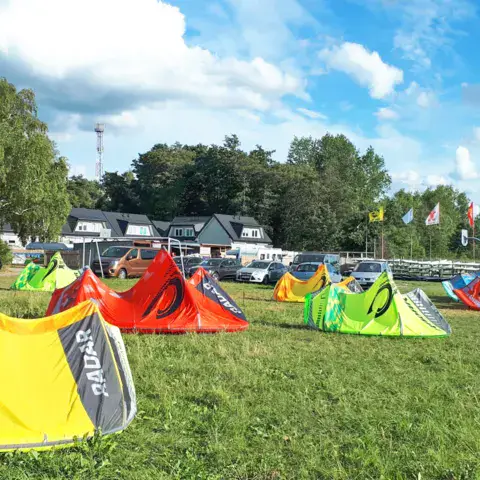 Ailes de kitesurf étalées sur la pelouse