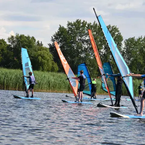 Cours de windsurf en groupe sur le lagon