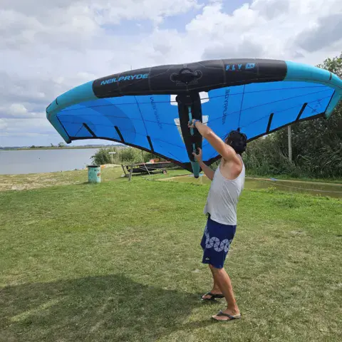 Pratique du wing foil sur la pelouse de la base