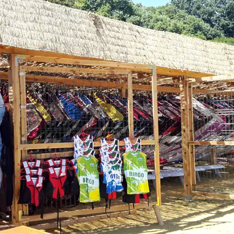 Abri de stockage avec voiles et planches de windsurf
