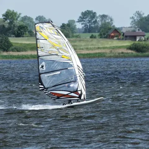 Véliplanchiste sur le lac par vent soutenu
