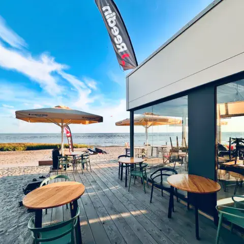 Terrasse du centre en bord de plage