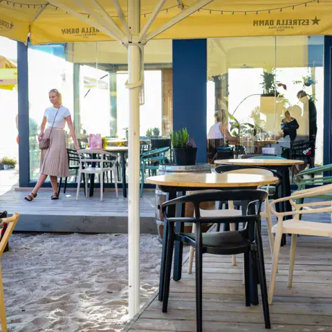 Café et terrasse sur le sable