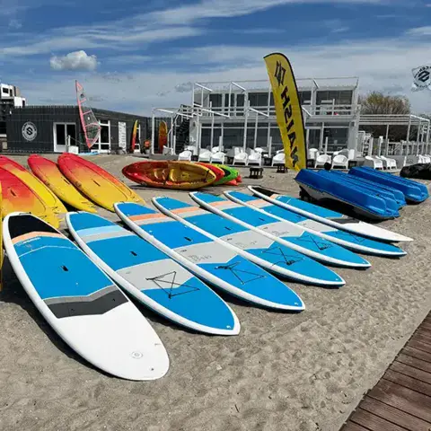 Planches de paddle alignées sur la plage