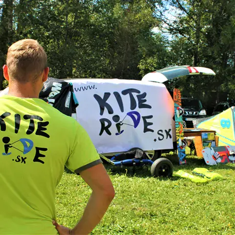 Le stand de l'école sur l'herbe, avec la remorque et le matériel