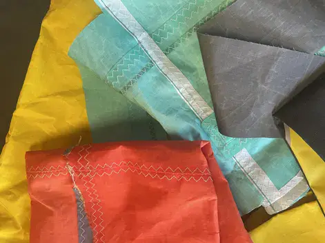 Toile d'aile de kite en cours de réparation