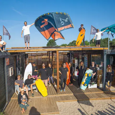 L'équipe sur la terrasse de la base de l'école Surf People