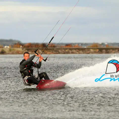 Kitesurfeur glissant sur l'eau avec sa planche