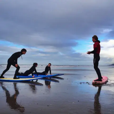 Exercice sur la plage pendant un cours de surf