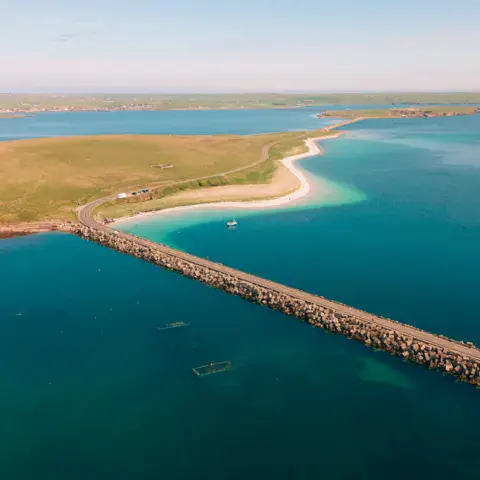 Vue aérienne d'une digue et d'une plage dans les Orcades